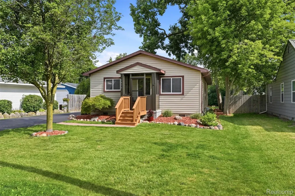 2830 Schroeder Boulevard Keego Harbor City MI 48320