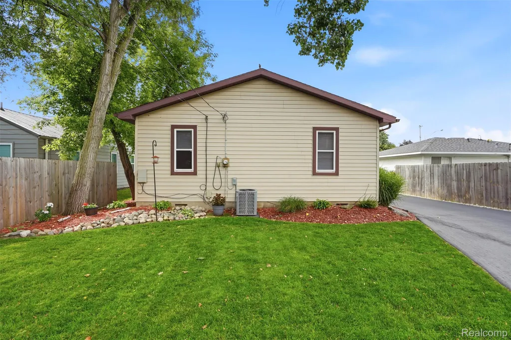 2830 Schroeder Boulevard Keego Harbor City MI 48320