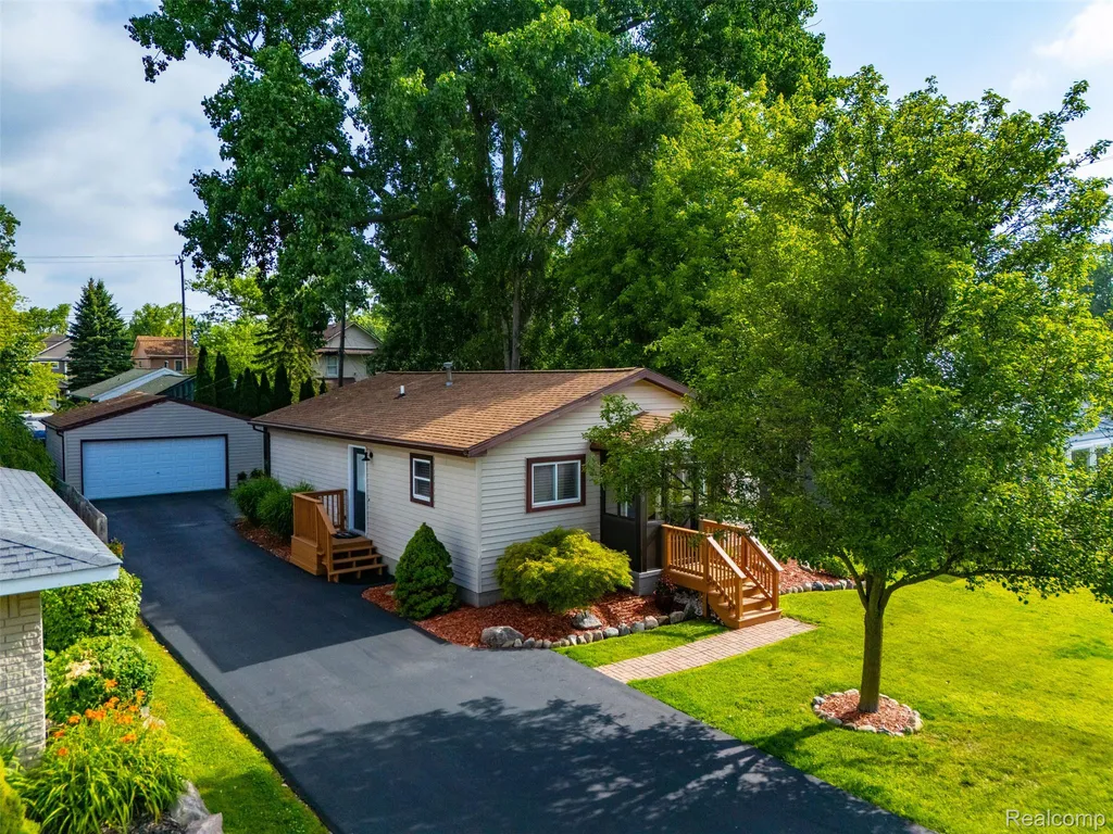 2830 Schroeder Boulevard Keego Harbor City MI 48320