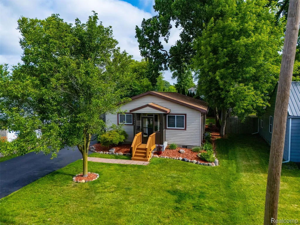 2830 Schroeder Boulevard Keego Harbor City MI 48320