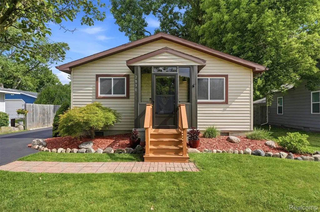 2830 Schroeder Boulevard Keego Harbor City MI 48320