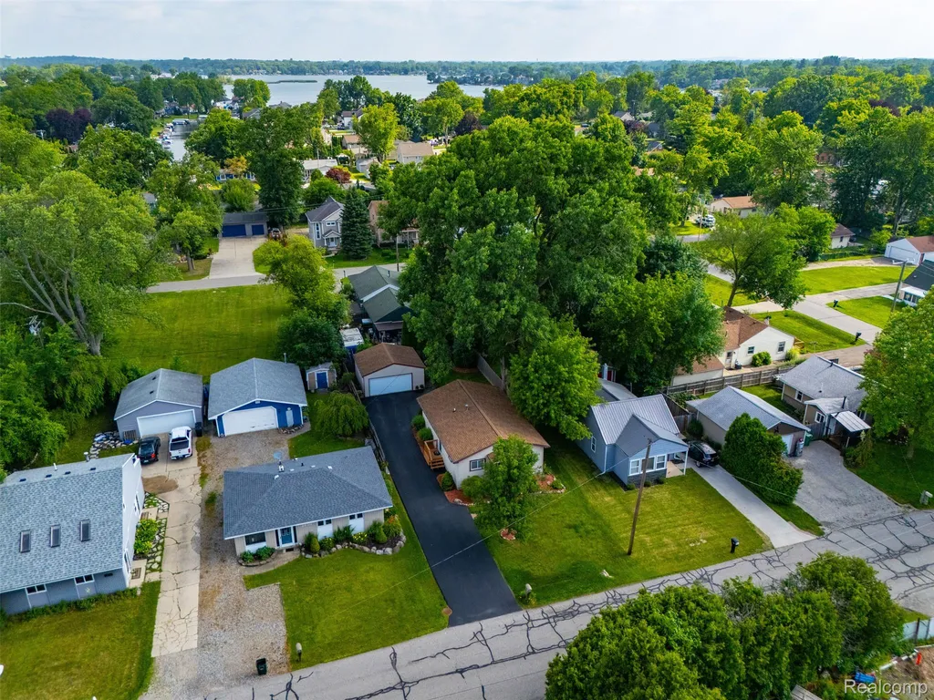 2830 Schroeder Boulevard Keego Harbor City MI 48320