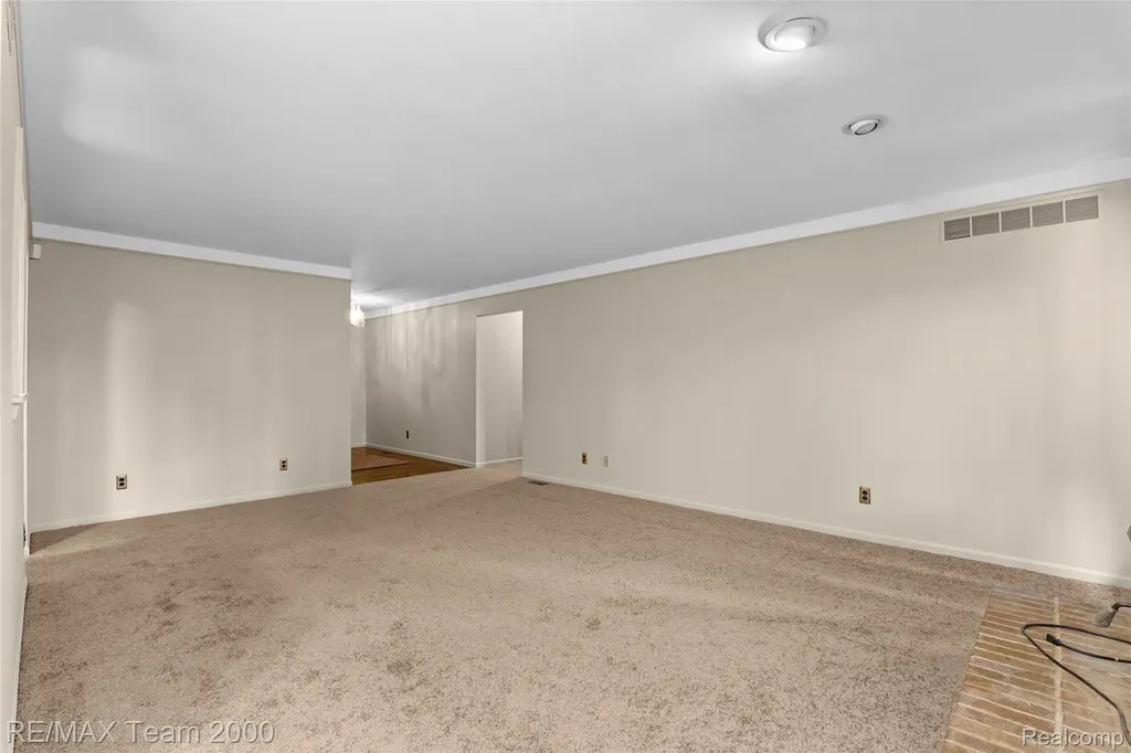 25134 Ann Arbor Trail Dearborn Heights City MI 48127