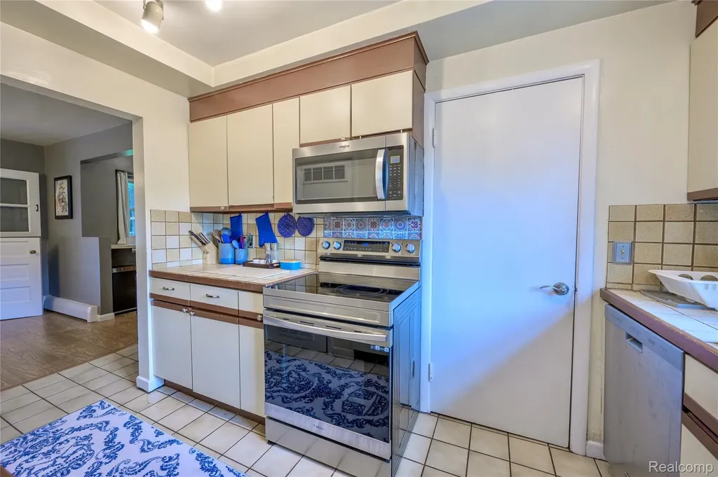 31165 Sheridan Drive Beverly Hills Village MI 48025