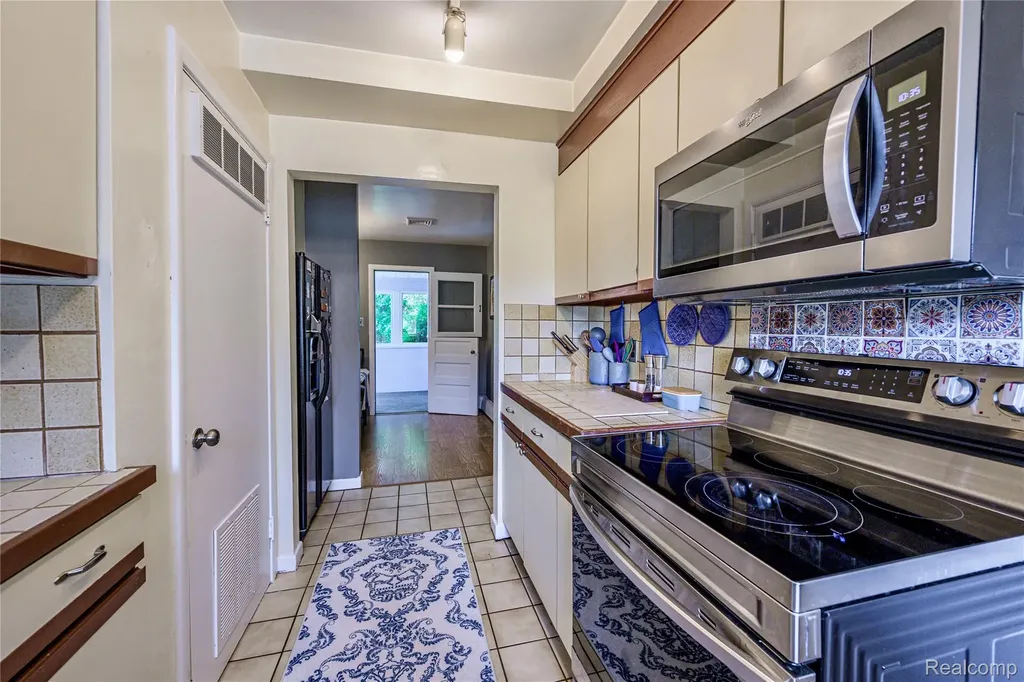 31165 Sheridan Drive Beverly Hills Village MI 48025