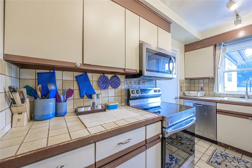 31165 Sheridan Drive Beverly Hills Village MI 48025