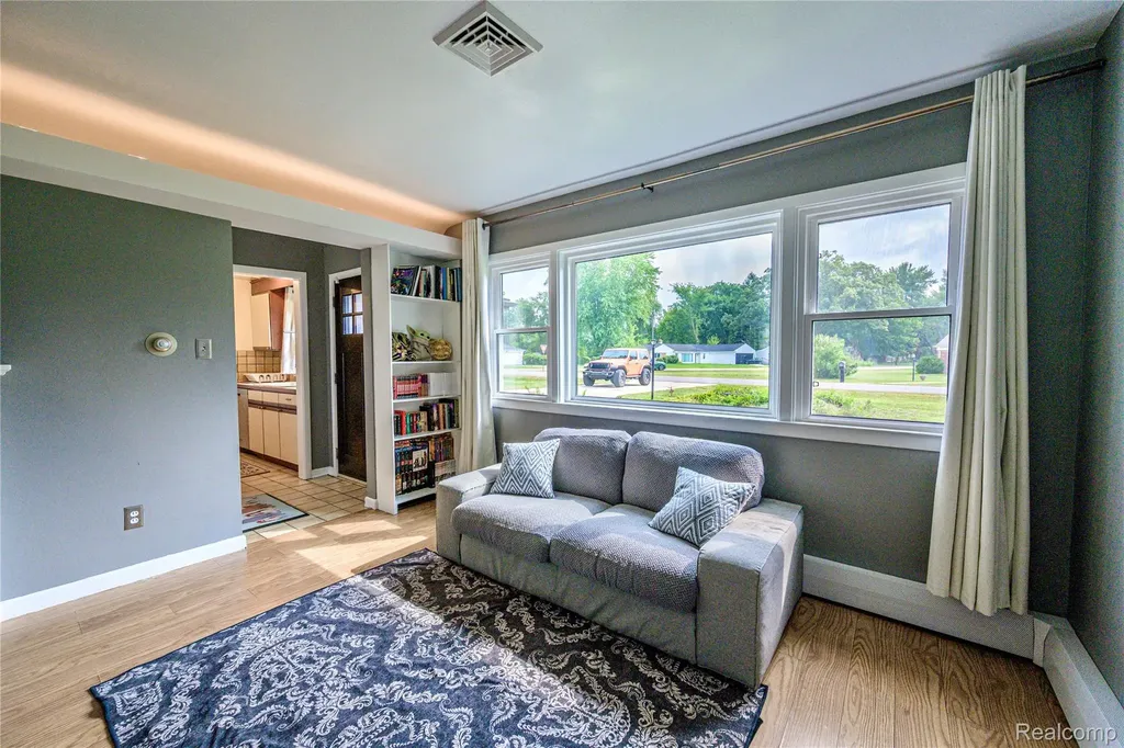 31165 Sheridan Drive Beverly Hills Village MI 48025