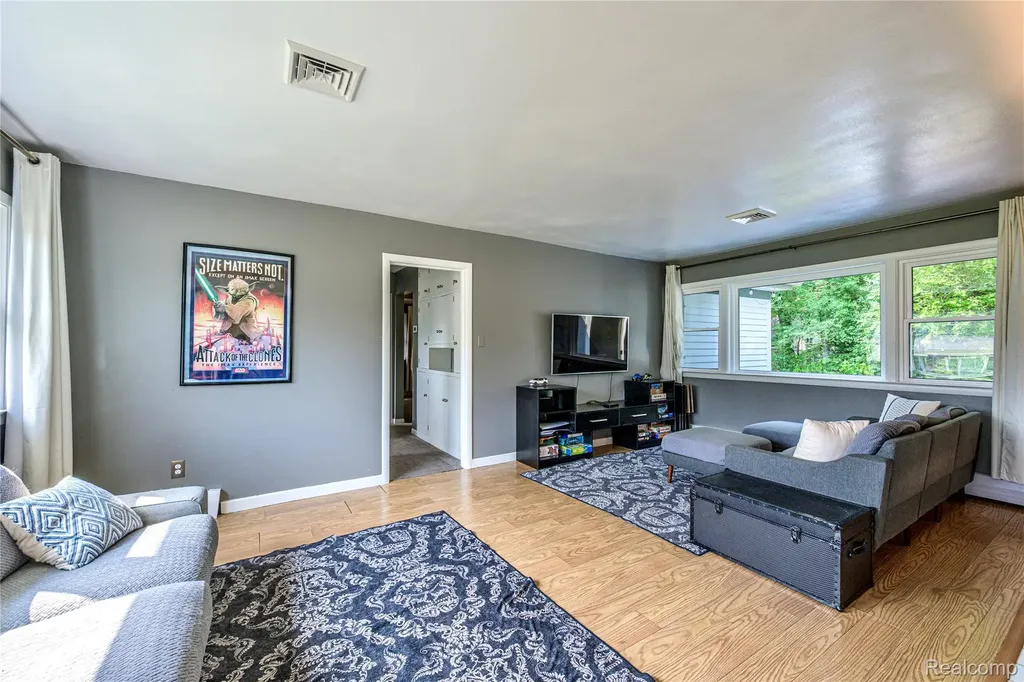 31165 Sheridan Drive Beverly Hills Village MI 48025