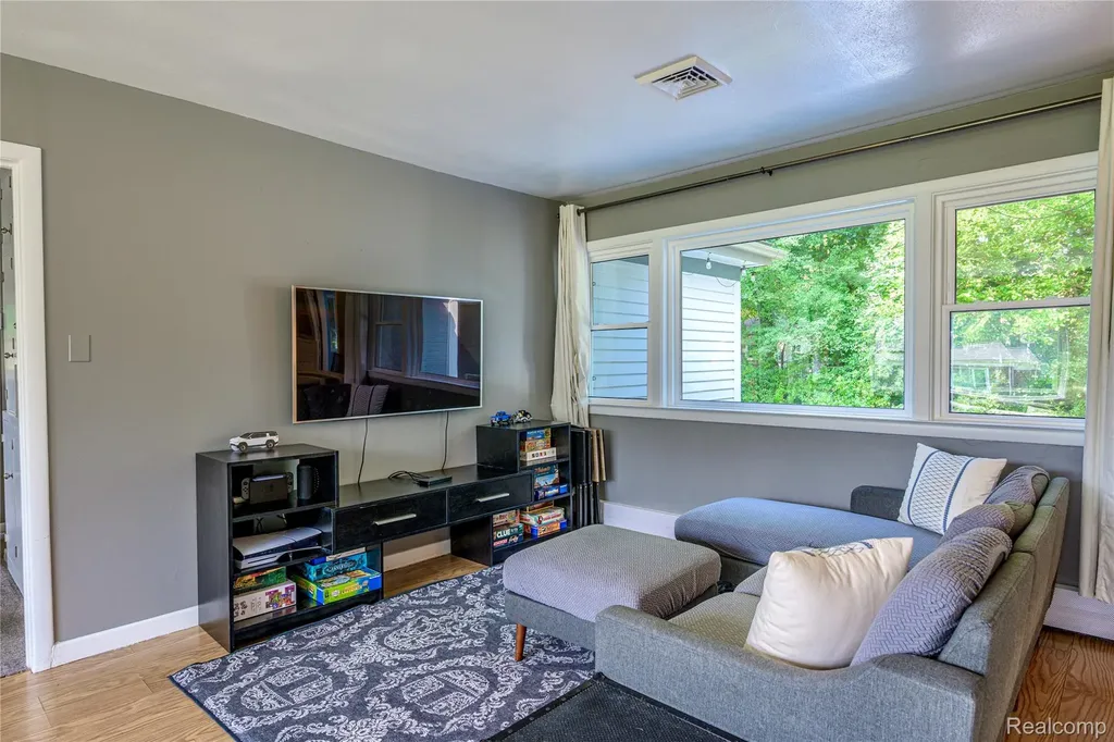 31165 Sheridan Drive Beverly Hills Village MI 48025