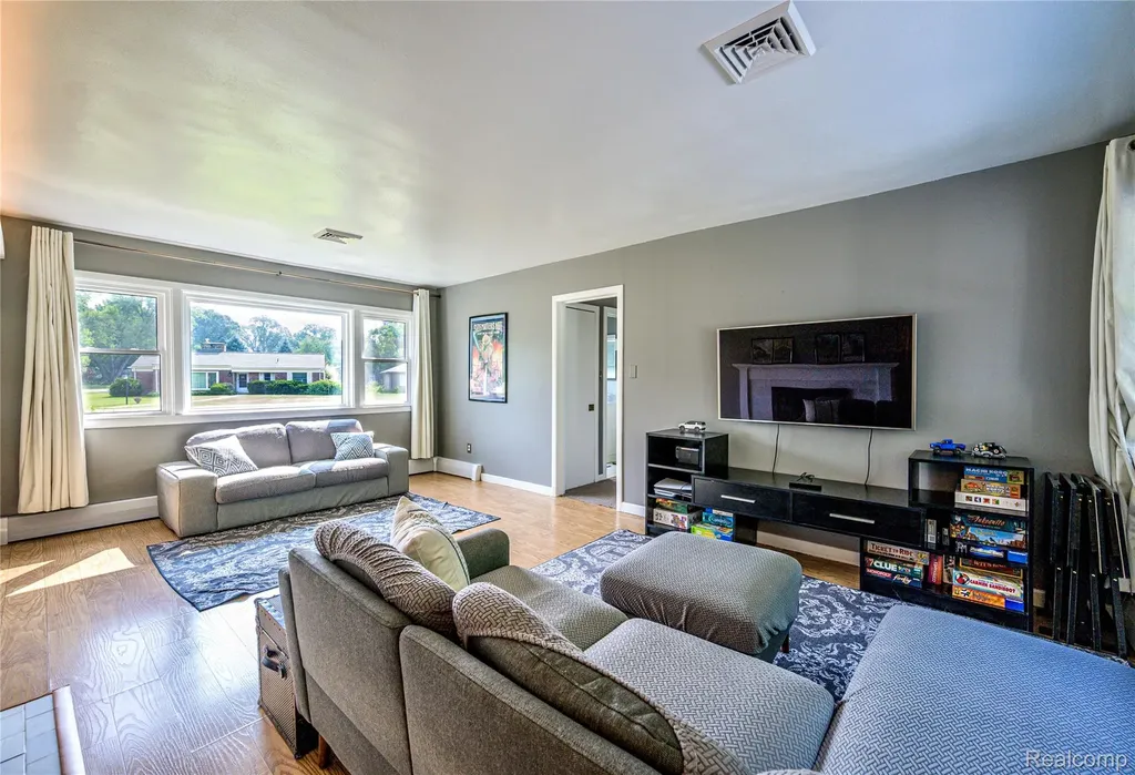 31165 Sheridan Drive Beverly Hills Village MI 48025
