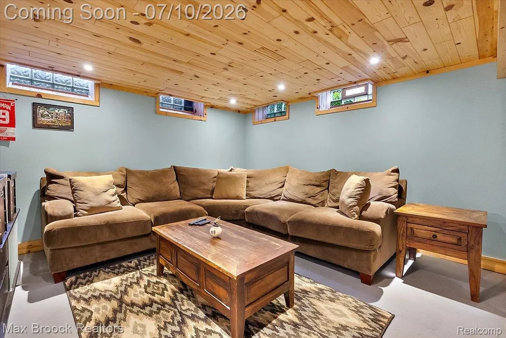 13154 Lasalle Boulevard Huntington Woods City MI 48070