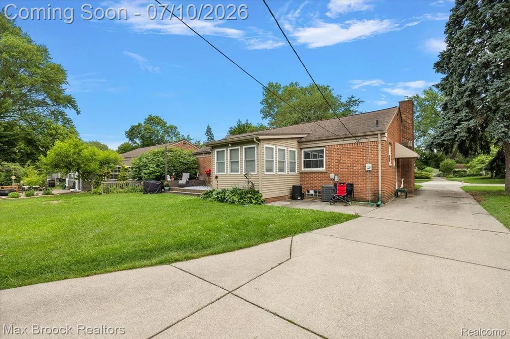13154 Lasalle Boulevard Huntington Woods City MI 48070