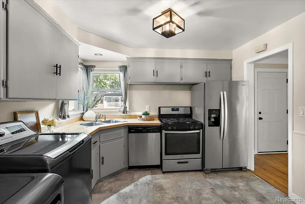 14772 Auburndale Street Livonia City MI 48154