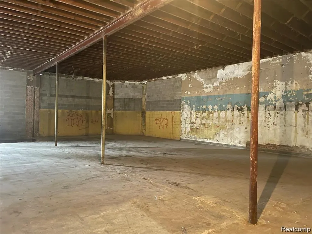 301 S Oakwood Detroit City MI 48217