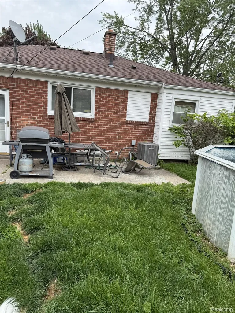 29572 Red Cedar Drive Flat Rock City MI 48134