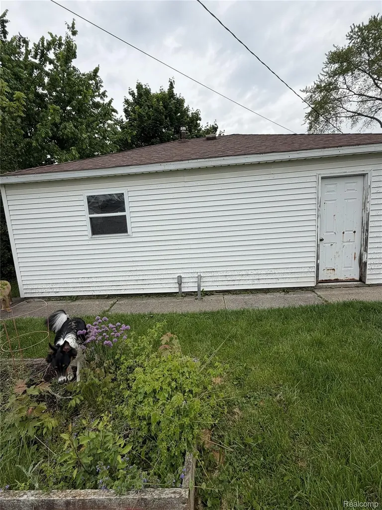 29572 Red Cedar Drive Flat Rock City MI 48134