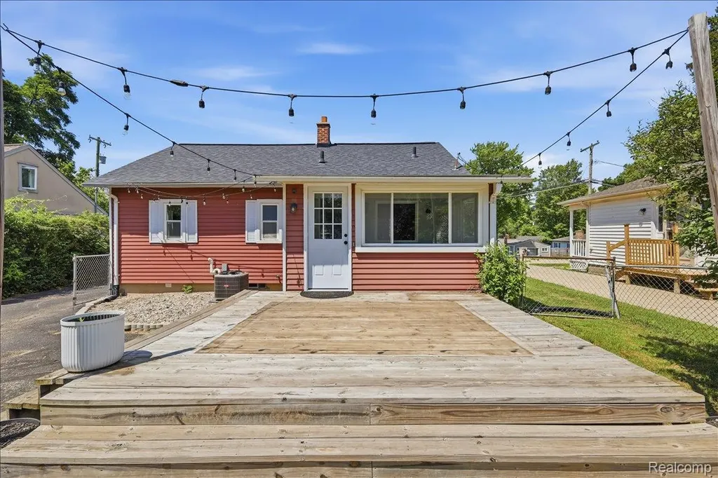 4035 Island Park Drive Waterford Charter Township MI 48329