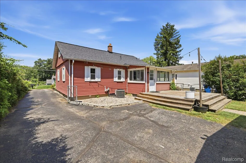 4035 Island Park Drive Waterford Charter Township MI 48329