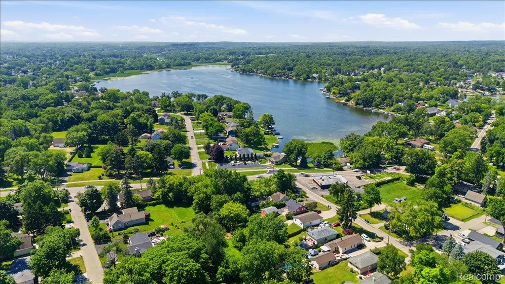 4035 Island Park Drive Waterford Charter Township MI 48329