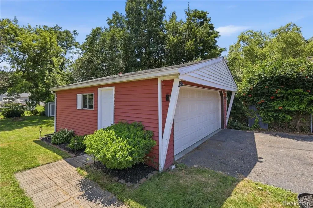 4035 Island Park Drive Waterford Charter Township MI 48329
