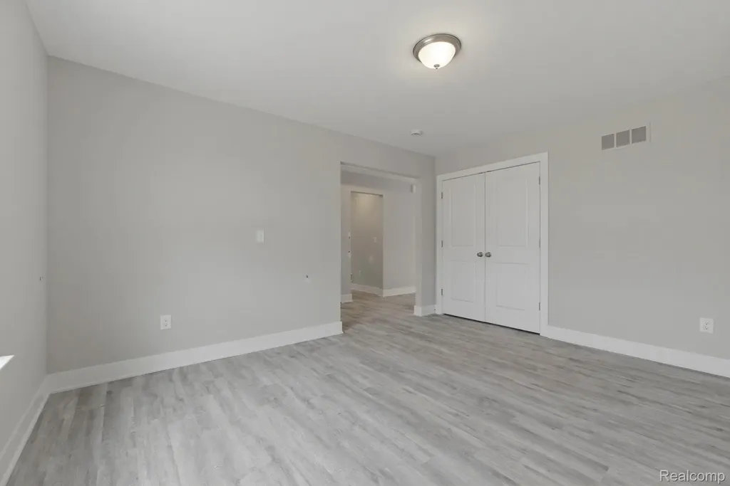 2279 Baltimore Davison City MI 48423