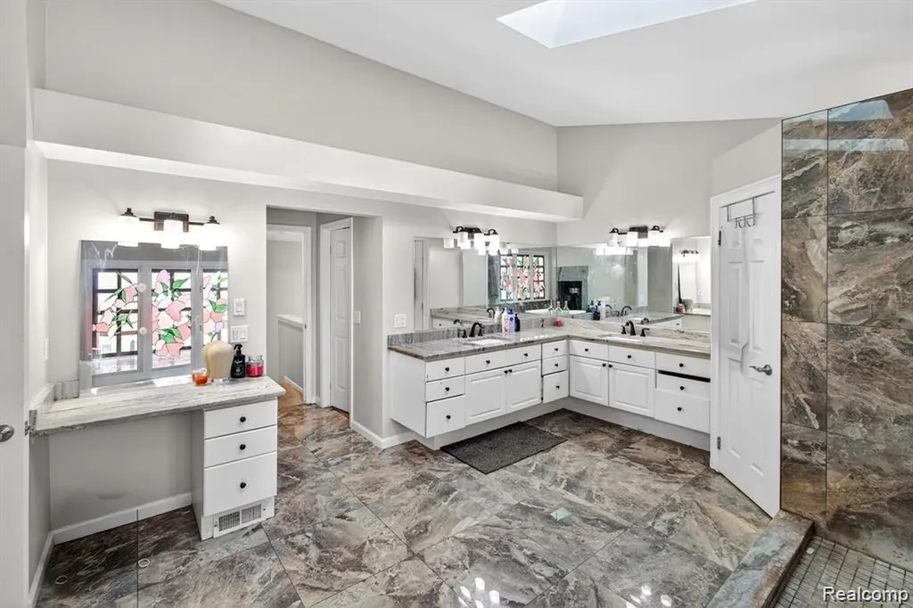 5874 Orchard Woods Drive West Bloomfield Charter Township MI 48324