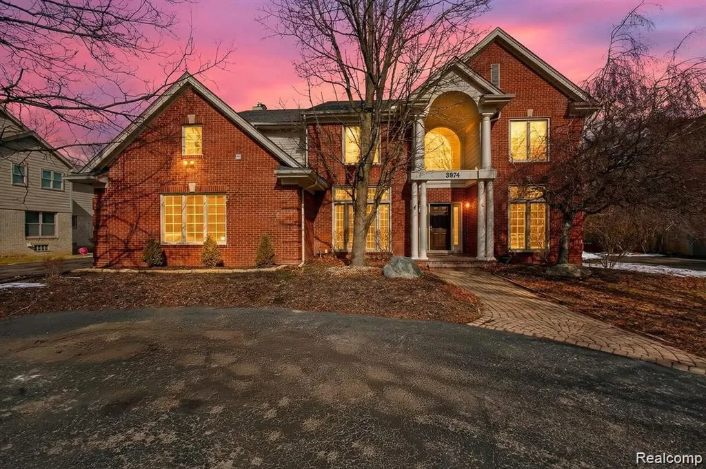 5874 Orchard Woods Drive West Bloomfield Charter Township MI 48324