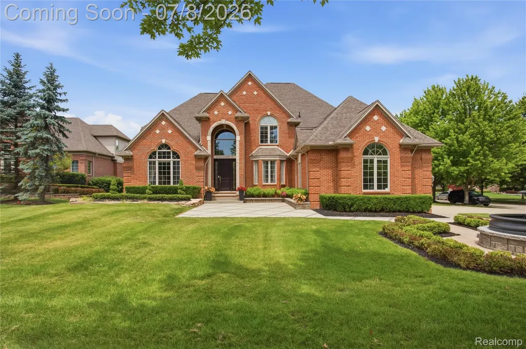6105 Adams Court Washington Township MI 48094
