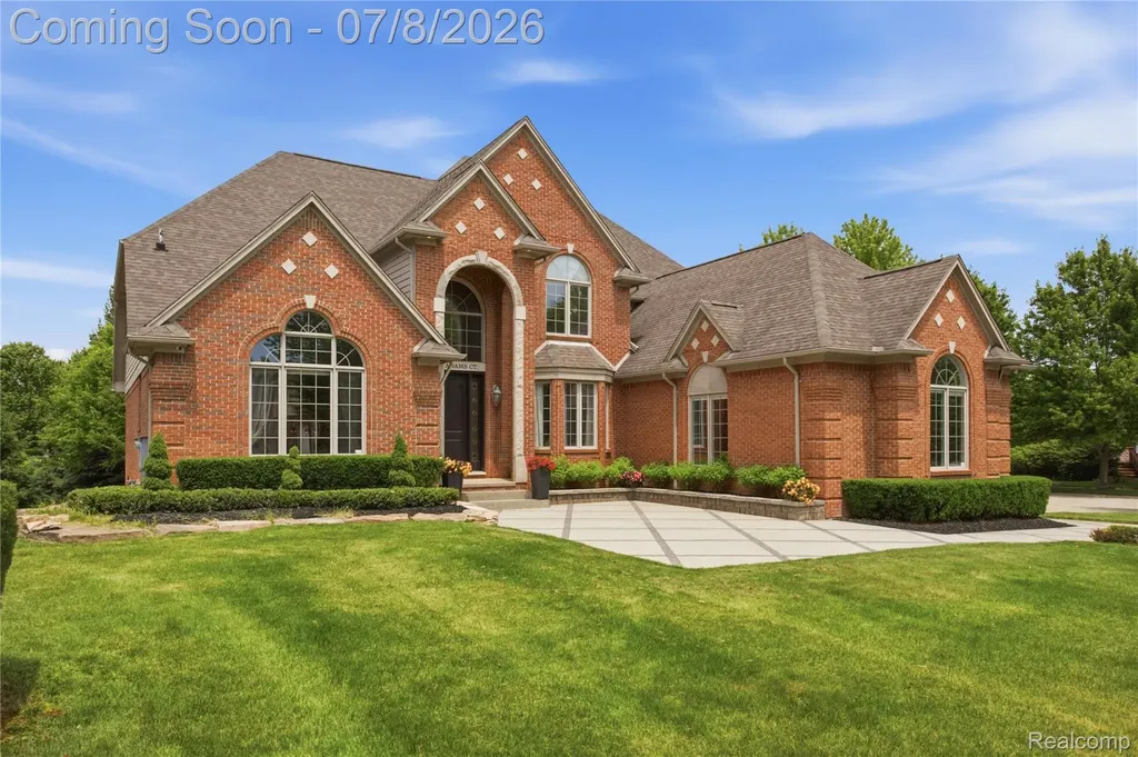 6105 Adams Court Washington Township MI 48094