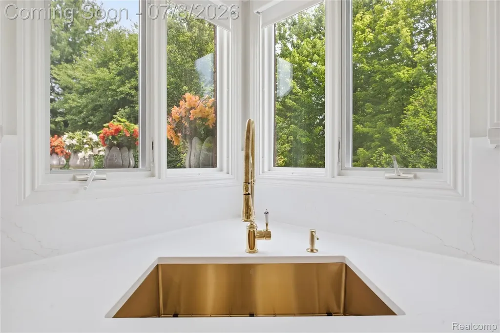 6105 Adams Court Washington Township MI 48094