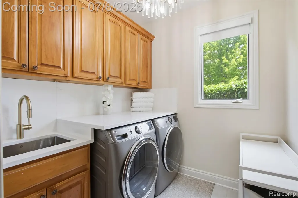 6105 Adams Court Washington Township MI 48094