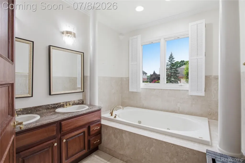 6105 Adams Court Washington Township MI 48094