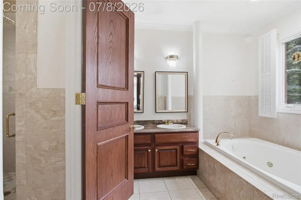 6105 Adams Court Washington Township MI 48094