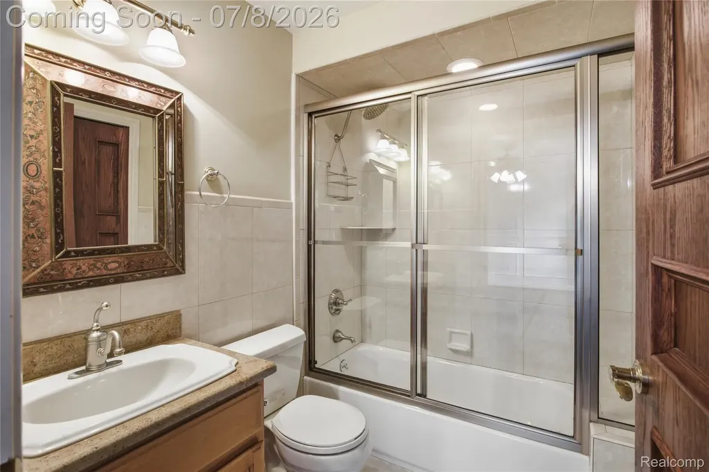 6105 Adams Court Washington Township MI 48094