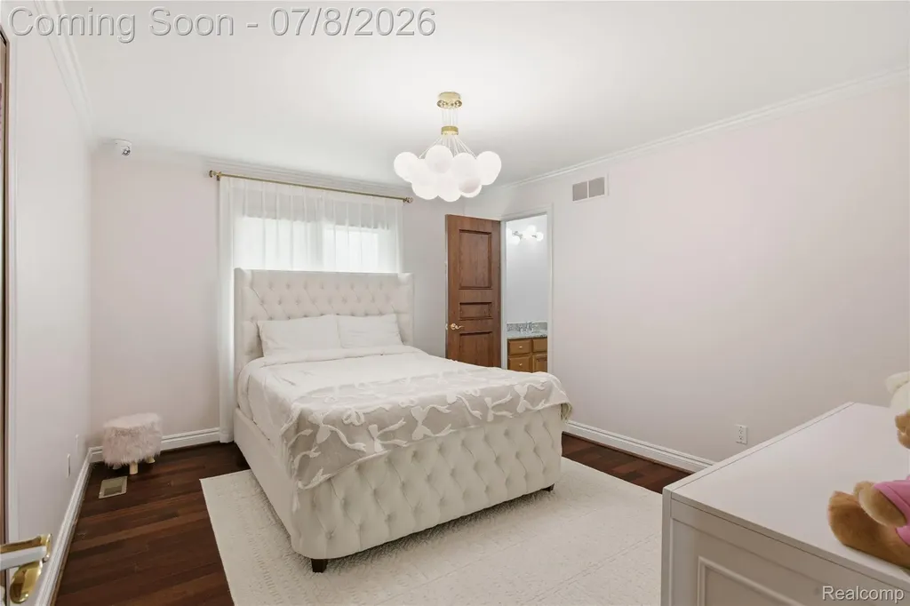 6105 Adams Court Washington Township MI 48094