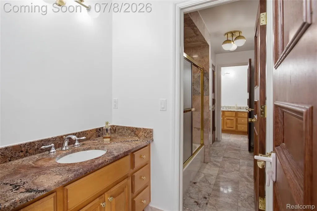 6105 Adams Court Washington Township MI 48094