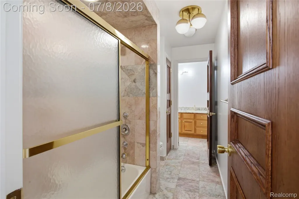 6105 Adams Court Washington Township MI 48094