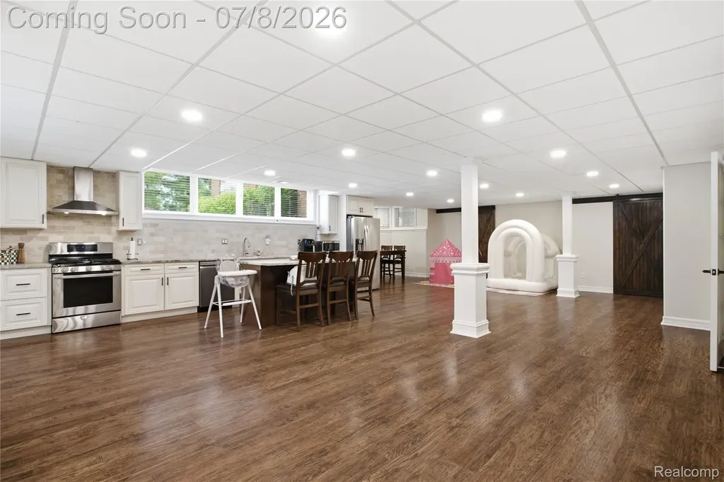 6105 Adams Court Washington Township MI 48094