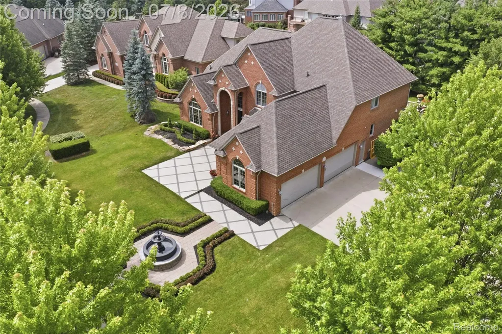 6105 Adams Court Washington Township MI 48094
