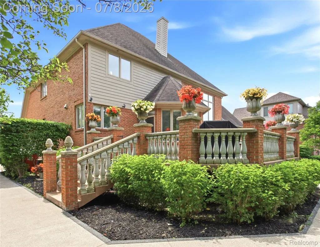 6105 Adams Court Washington Township MI 48094