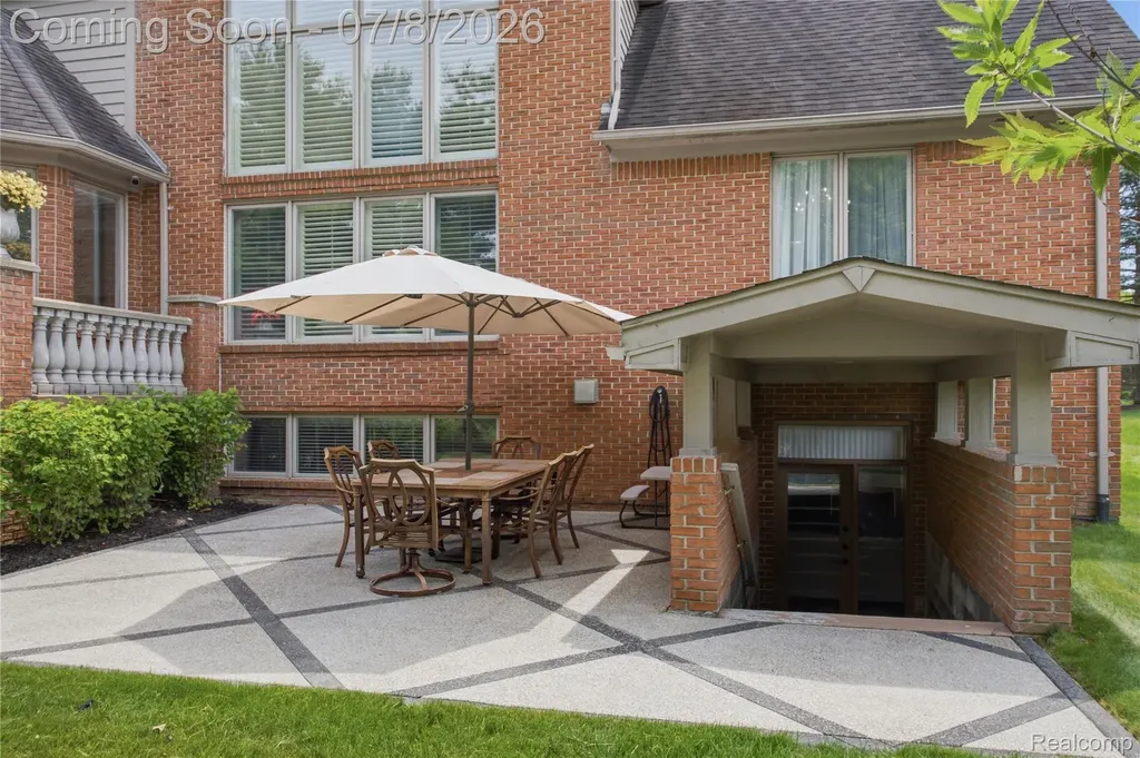 6105 Adams Court Washington Township MI 48094