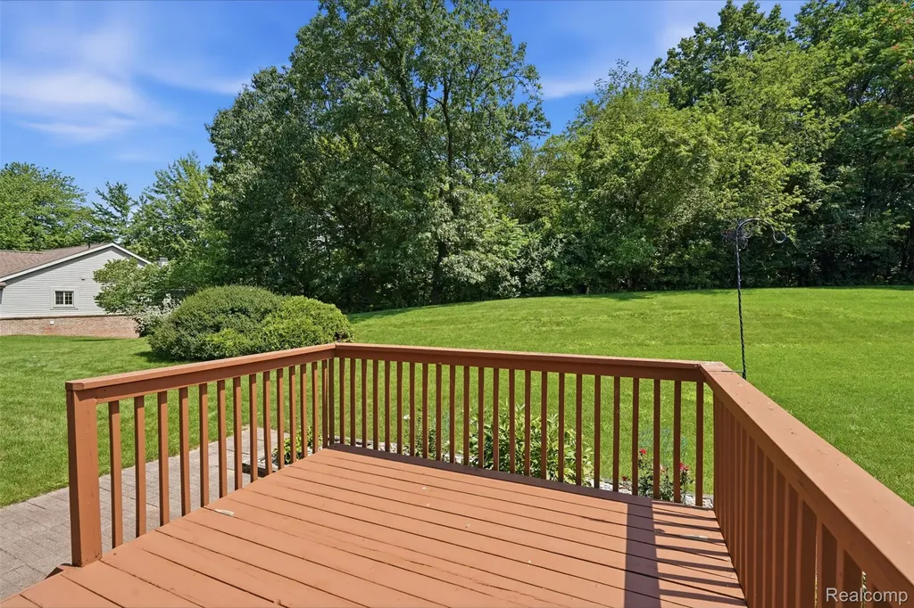309 Pineknoll Court Brighton City MI 48116