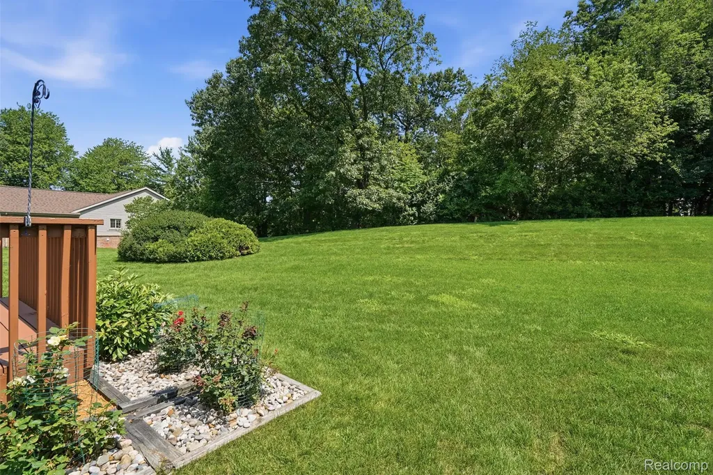 309 Pineknoll Court Brighton City MI 48116