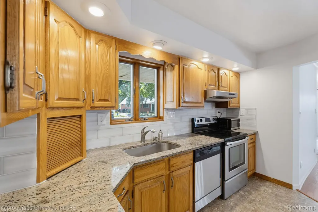 1213 Langley Boulevard Clawson City MI 48017