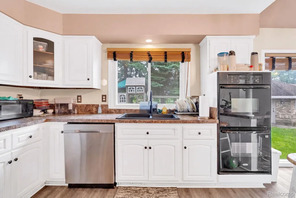 36832 Melbourne Drive Sterling Heights City MI 48312