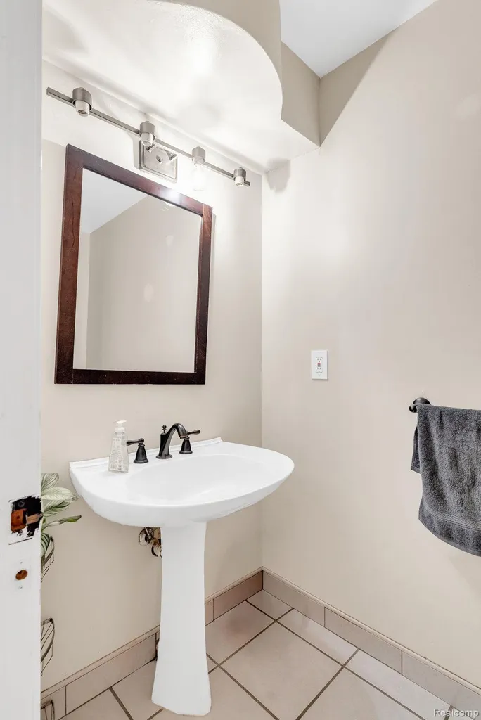 36832 Melbourne Drive Sterling Heights City MI 48312
