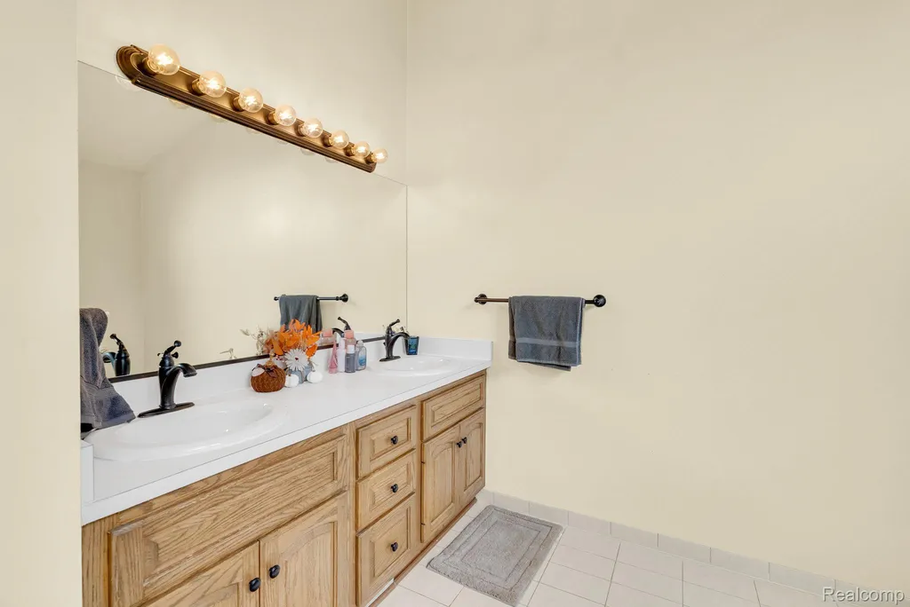 36832 Melbourne Drive Sterling Heights City MI 48312