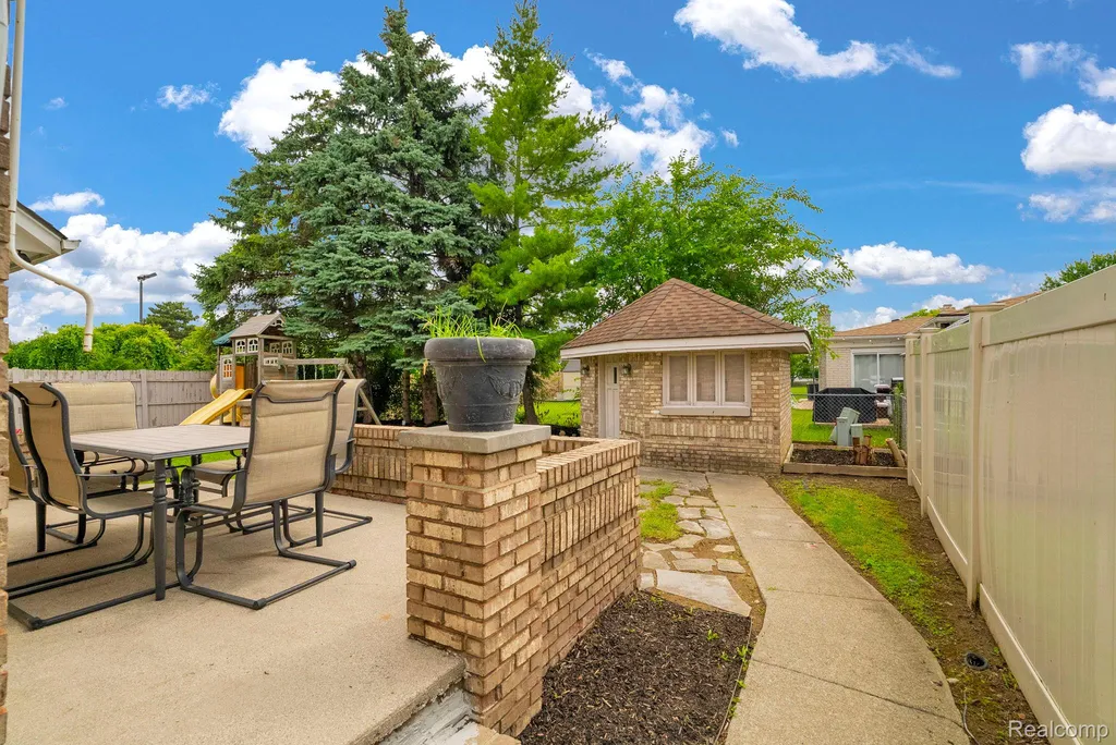 36832 Melbourne Drive Sterling Heights City MI 48312
