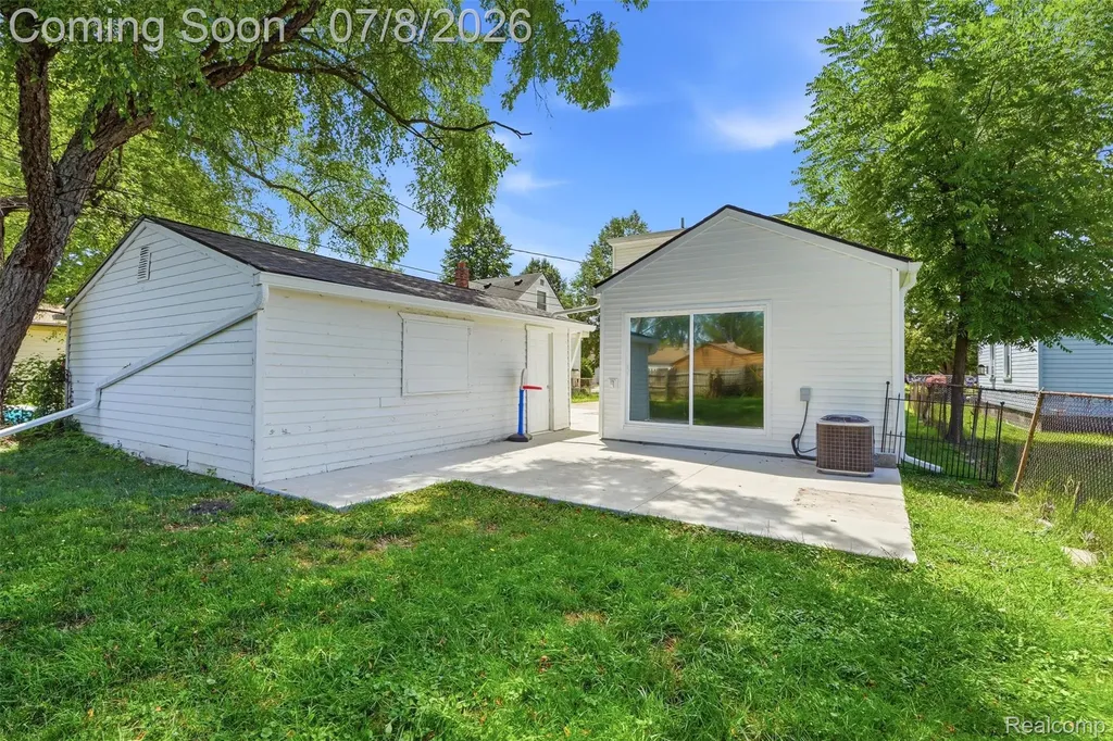 11369 Cadillac Avenue Warren City MI 48089