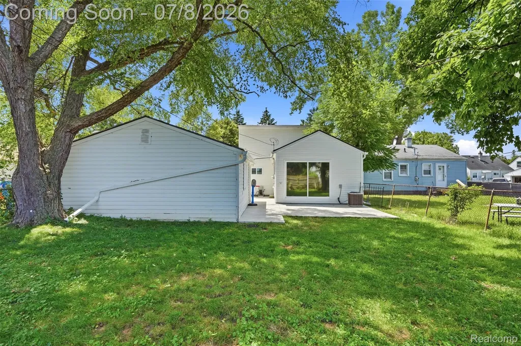 11369 Cadillac Avenue Warren City MI 48089